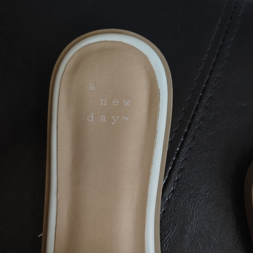 ***SOLD***New Day Women's Nylah Slide Pearl Embellished Sandals Size 7 - Picture 9 of 14